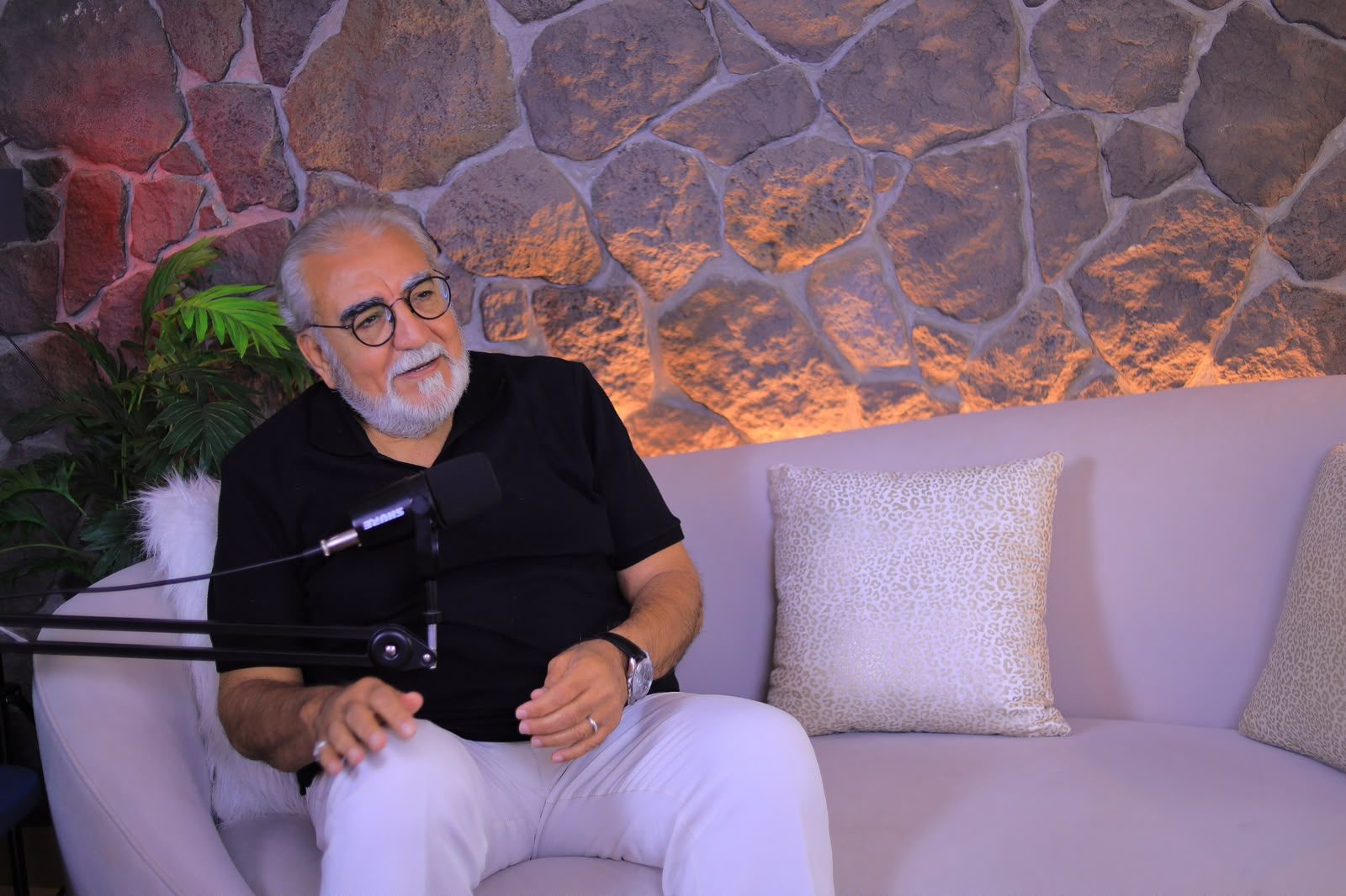 عبد الرحيم حسن" يفتح خزائن الأسرار: أحمد زكي أنقذني بظرف مال في أزمتي، ونور الشريف أصابني بـ "عقدة الالتزام