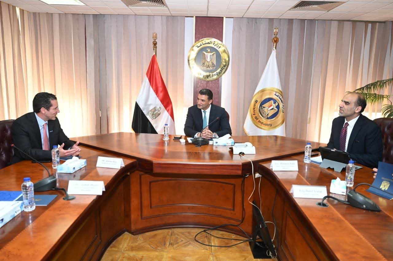 وزير الصناعة يبحث مع "سيمكس العالمية" خطط التوافق مع التنمية الصناعية في مصر