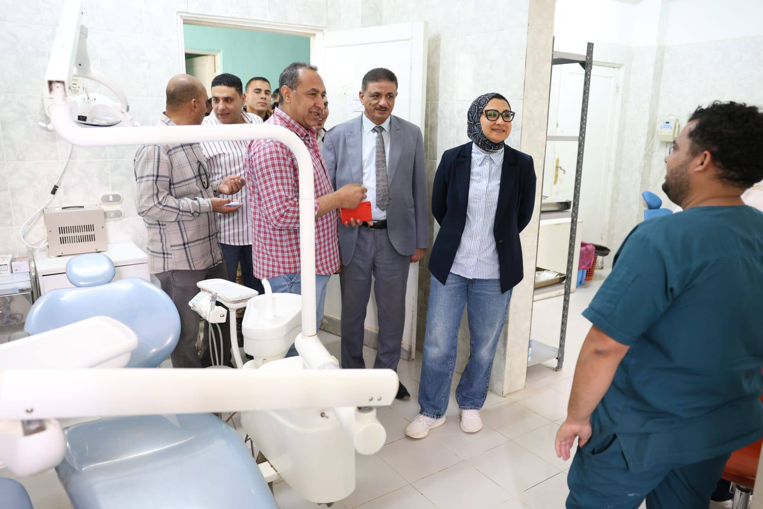الدكاترة هتنافس بعض..محافظ الوادي الجديد تقرر صرف 1000 جنيه لكل طبيب يقوم بتوليد السيدات طبيعيا