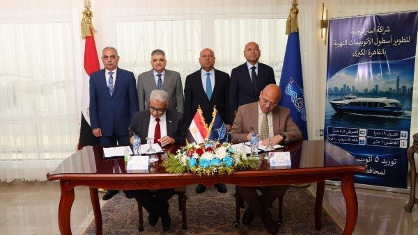 مراسم توقيع عقد بناء أتوبيسات نهرية تعمل بالكهرباء
