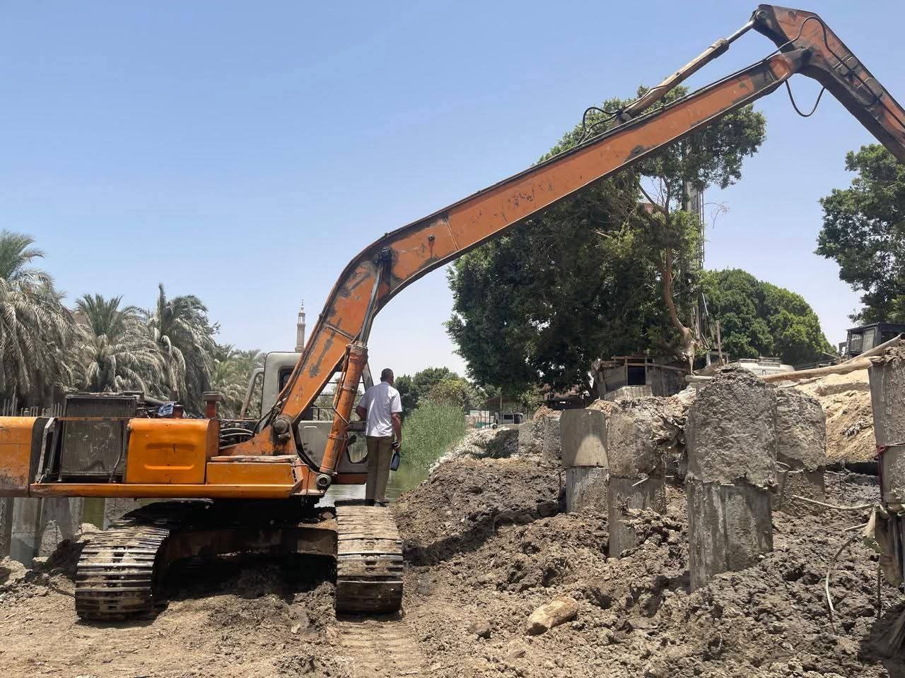 تنفيذ كوبري النواورة الجديد بمركز البداري