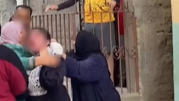 زوج يعتدي علي زوجتة