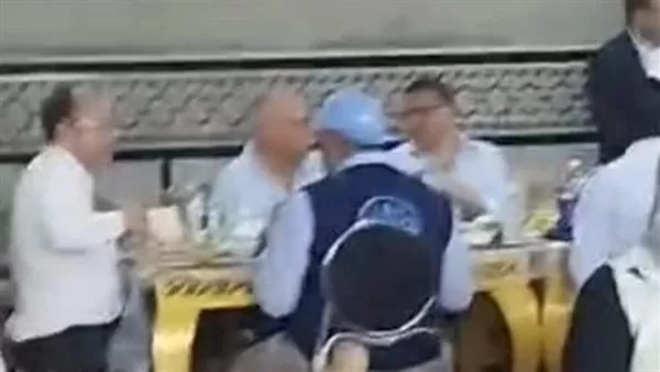 محافظ قنا يتناول الغداء داخل أحد منازل قرية جراجوس