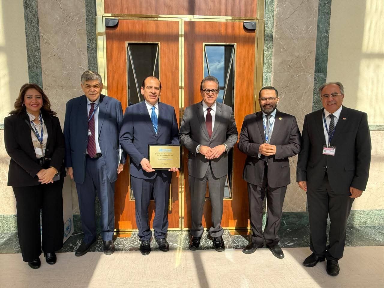 وزير الصحة يهنئ نائبه بفوزه بجائزة «نيلسون مانديلا» 2026