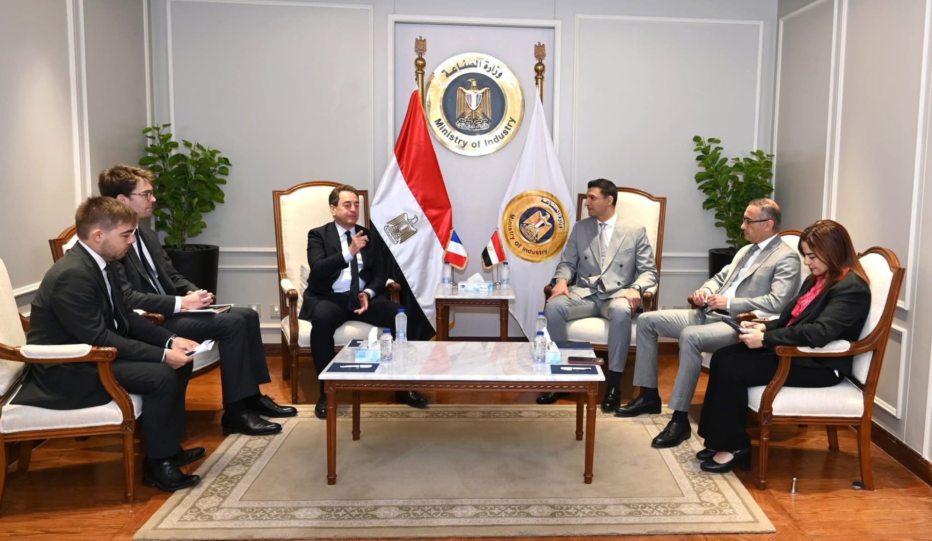 وزير الصناعة يبحث مع سفير فرنسا توطين التكنولوجيا وزيادة الاستثمارات الصناعية في مصر