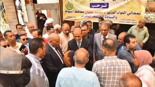 دعم محافظ أسيوط للأسر الأولي بالرعاية وإمداد سيدة بوحدة سكنية