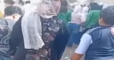 لماذا قيدت أم نجلها أثناء ذهابه إلى المدرسة؟