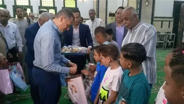 محافظ أسوان يوزع كروت تهنئة الرئيس عبد الفتاح السيسي