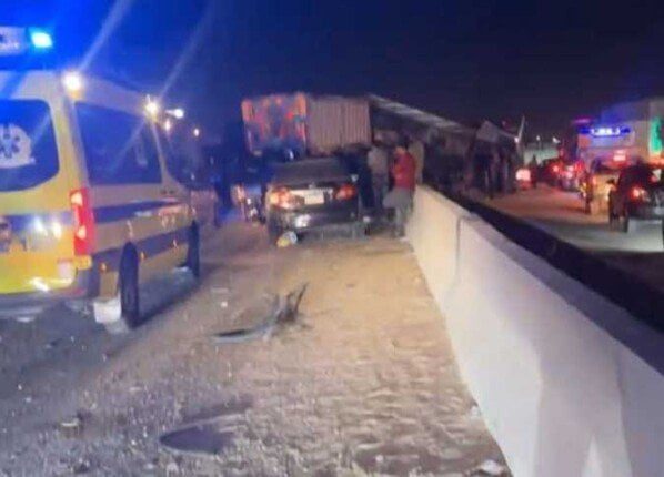 إنقلاب سيارة ملاكي على طريق السويس