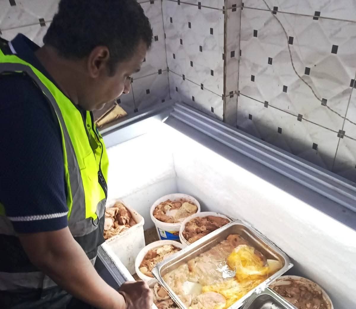 ضبط أغذية فاسدة
