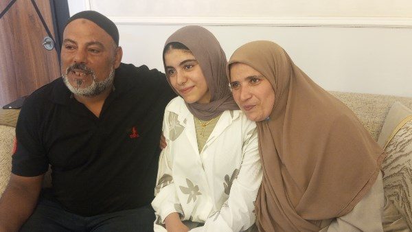 الطالبة مي أسعد إبراهيم