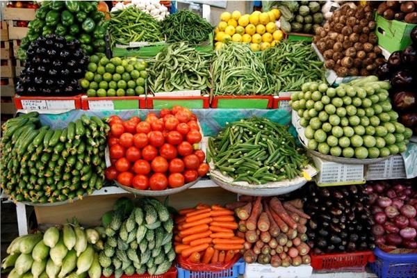 الطماطم بـ 20 جنيهاً.. أسعار الخضار والفاكهة اليوم الجمعة