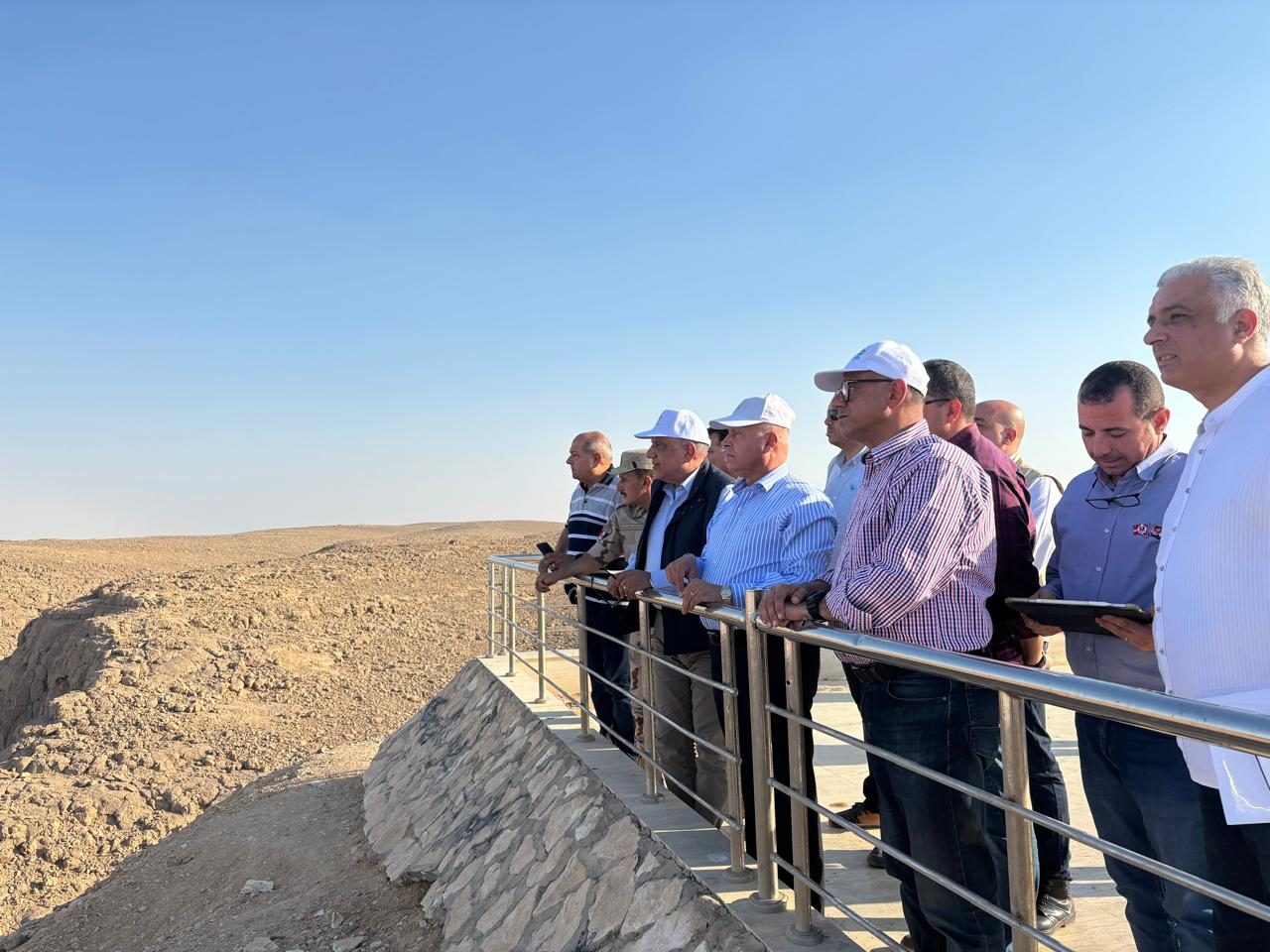 في زيارة ميدانية.. وزيرا النقل والكهرباء يتفقدان منطقتي جبل سحابة بوسط سيناء وعتاقة بالسويس
