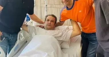 أيمن منصور نجم الزمالك السابق يخضع لجراحة في الظهر.. ونجوم الأبيض يزورونه بالمستشفى
