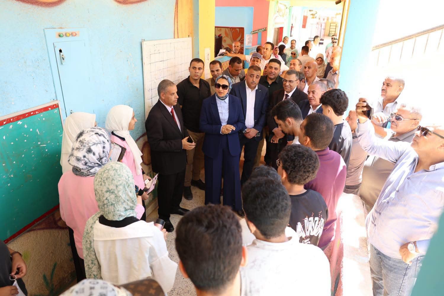 محافظ الوادي الجديد تلتقي طلاب الثانوية العامة بلجنة موط للاطمئنان على سير الامتحانات