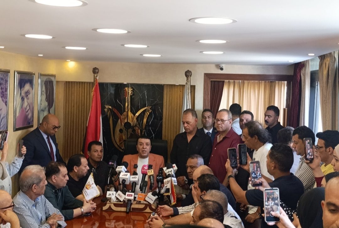 مصطفى كامل يمنع دخول الهواتف المحمولة لمكتبه بعد أزمة الفيديو المسرب