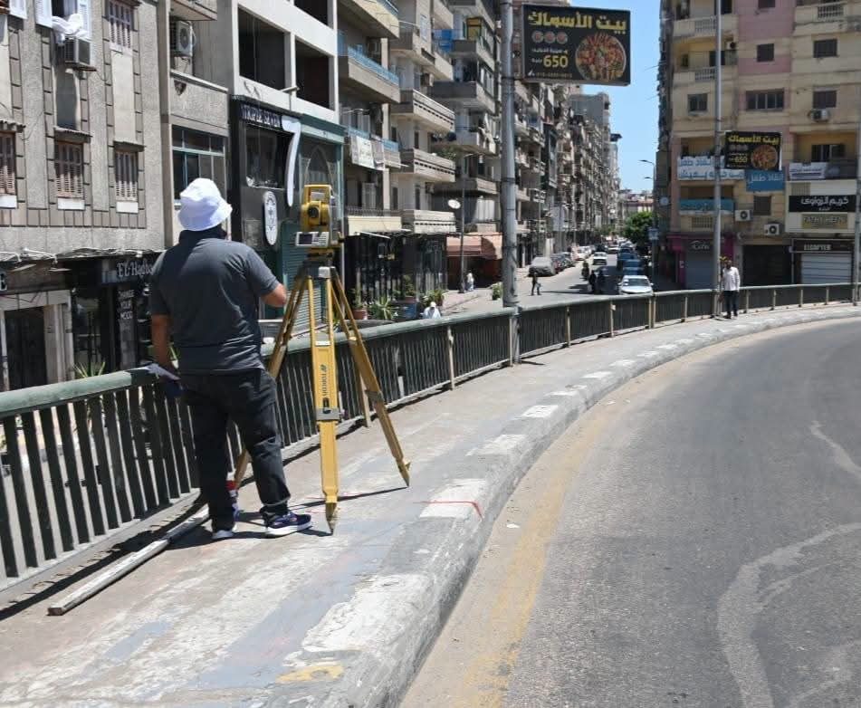 محافظ البحيرة يعلن بدء فحص الفواصل المعدنية لكوبري دمنهور العلوي تمهيدًا لصيانته ورصفه