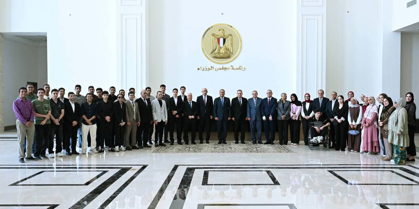 متقفوش عند المجموع| مدبولي لأوائل الثانوية: التفوق مش بيخلص عند الثانوية يبدأ بعد دخول الجامعة
