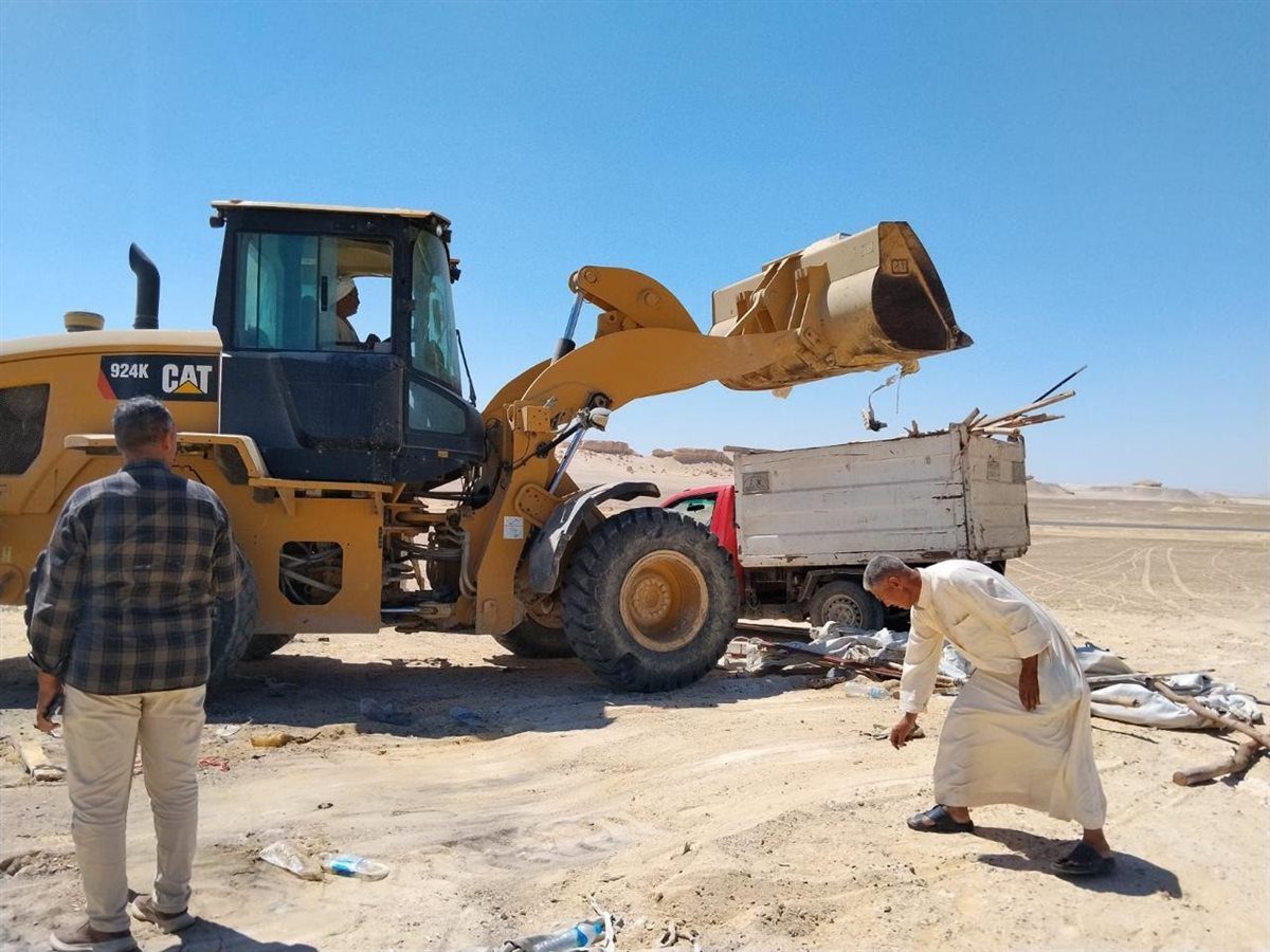 استرداد 100 فدان من أراضي الدولة بالفيوم والتحفظ على معدات التعدي بطريق الريان