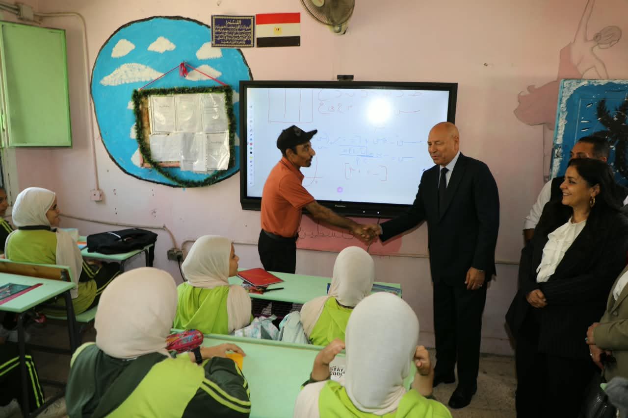 محافظ القاهرة يتفقد مدرسة السيدة نفيسة الثانوية بنات لمتابعة انتظام العملية التعليمية