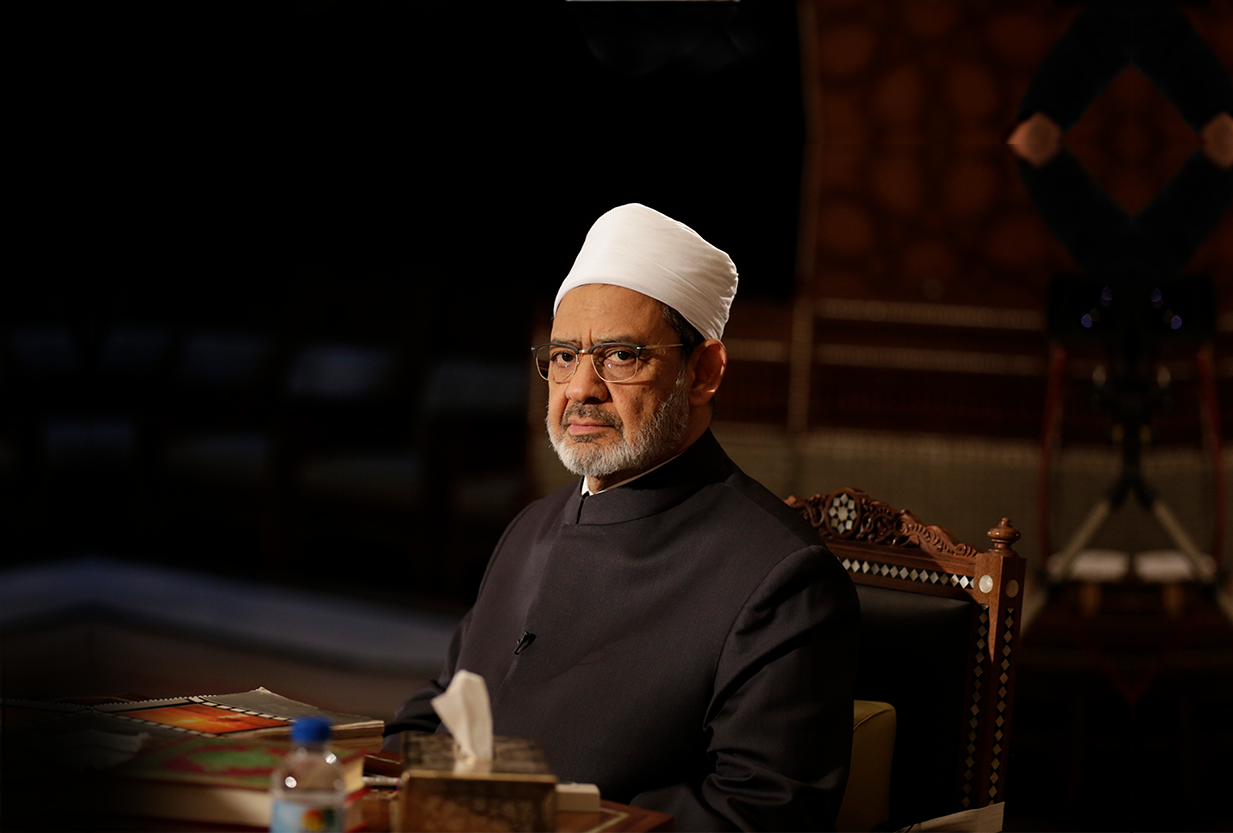 شيخ الأزهر يطمئن هاتفيًّا على صحة الشيخ أيمن عبد الغني ومرافقيه إثر تعرضهم لانقلاب سيارتهم
