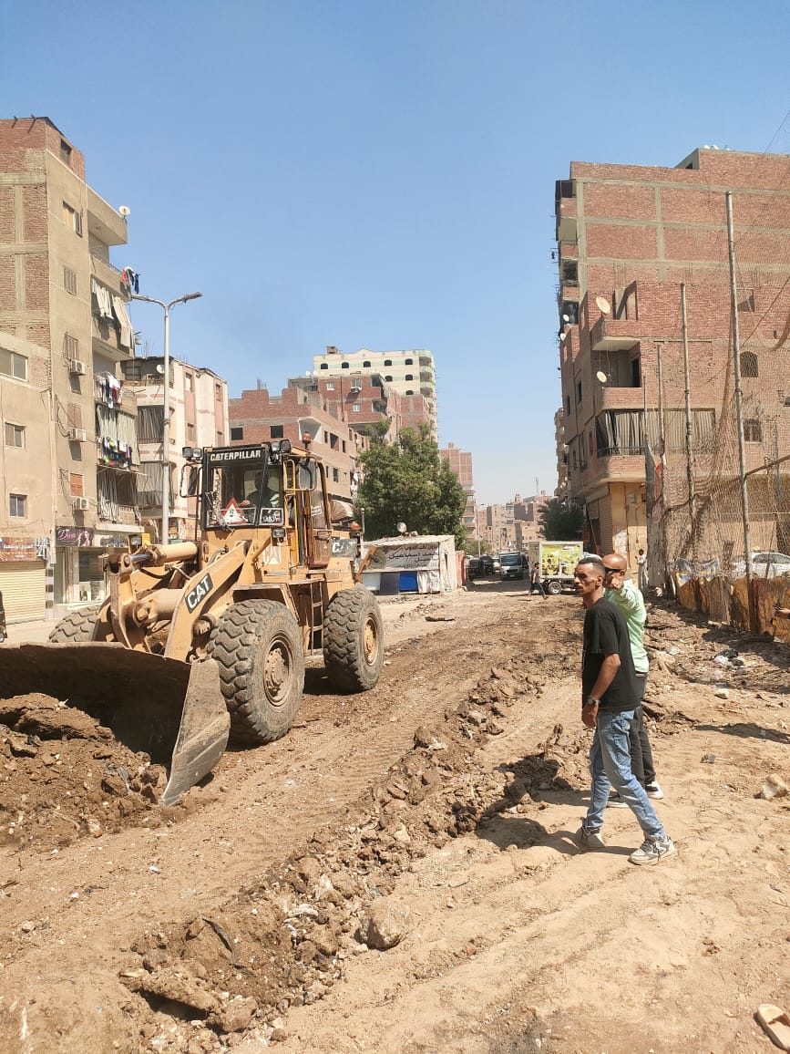 محافظ الجيزة يتابع مشروعات الرصف والتطوير الجارية بحي بولاق الدكرور