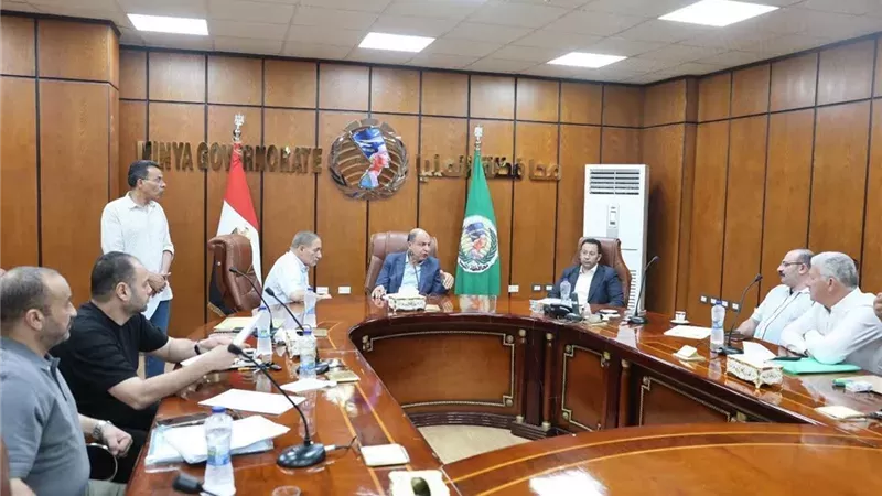 خفض الكثافات الطلابية بالفصول.. محافظ المنيا يبحث مع أعضاء النواب والشيوخ ملفات التعليم