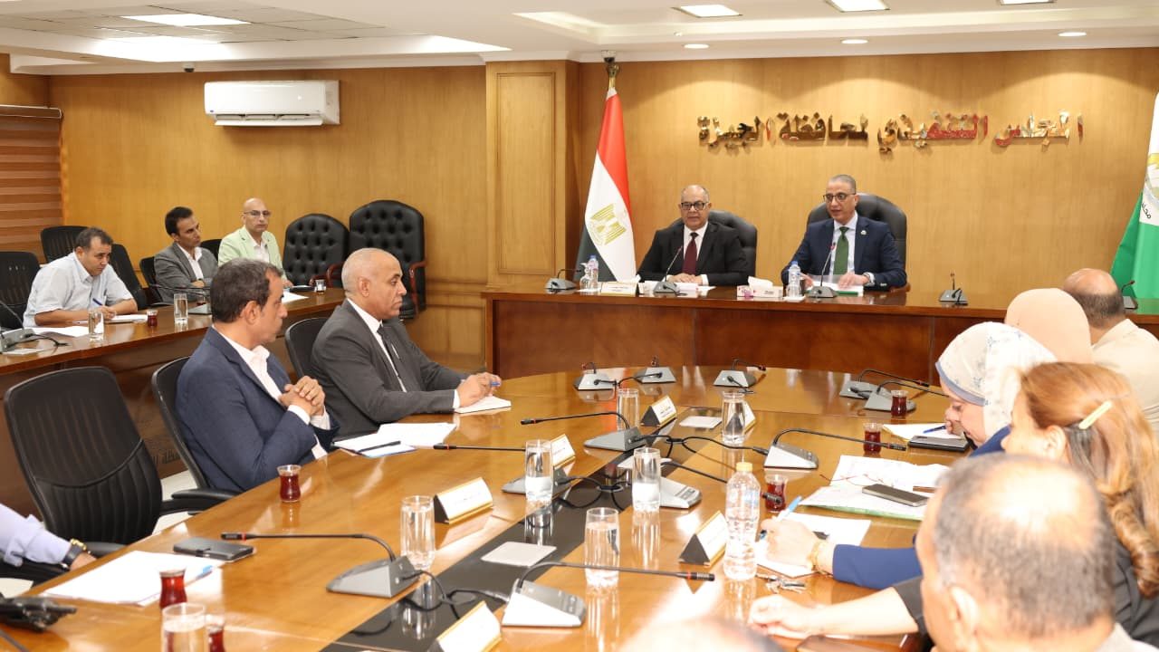 محافظ الجيزة يتابع تنفيذ مشروعات الخطة الاستثمارية ويوجه بالتوسع في المسطحات الخضراء والتشجير