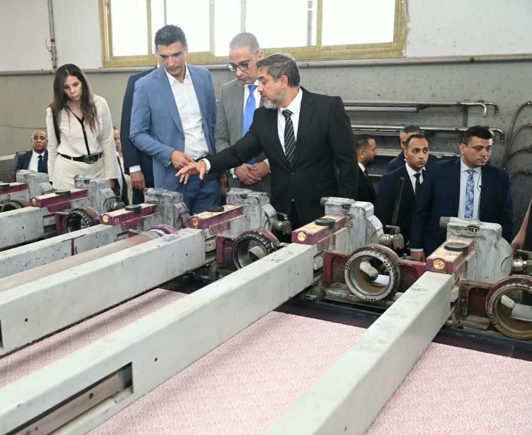 وزير الصناعة يتفقد مصنعين للصناعات النسيجية والتريكو والصباغة والطباعة والتجهيز بالمنطقة الصناعية الرابعة