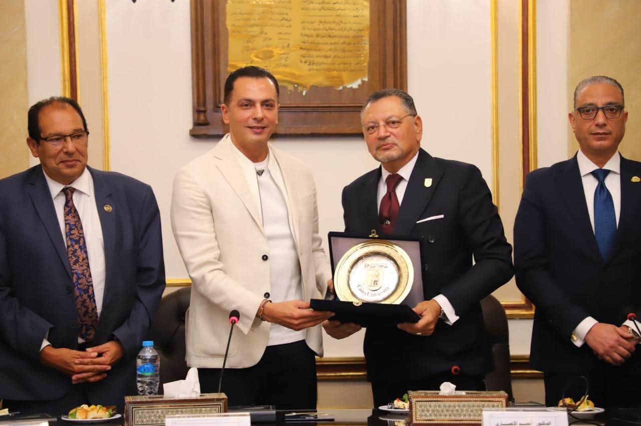 مستقبل وطن خلال جولته بجامعة القاهرة..  سداد المصروفات الدراسية للطلبة غير القادرين بالمحافظة