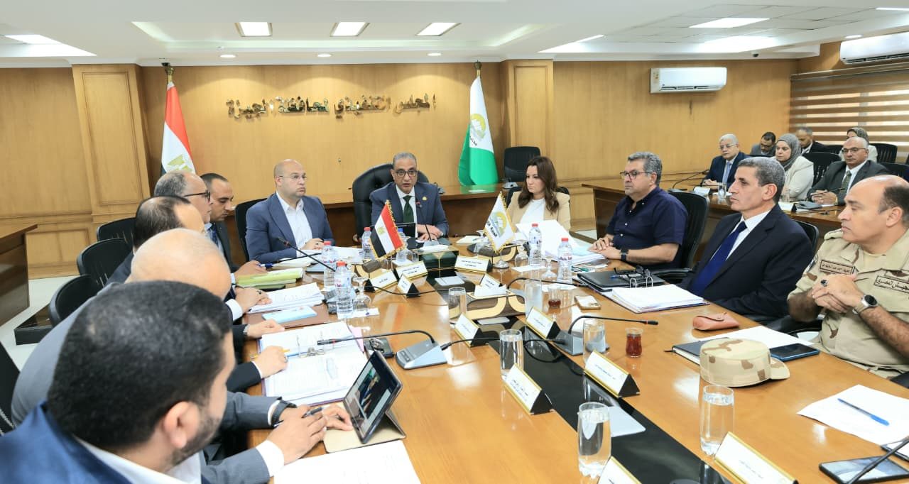محافظ الجيزة يتابع موقف المتغيرات المكانية وملفات التصالح على مخالفات البناء