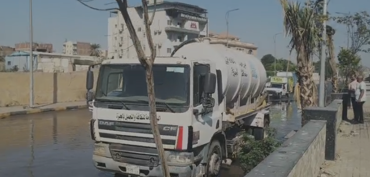 بعد كسر المحبس.. شفط مياه الصرف الصحي بشارع ترعة المنصورية بحي الهرم