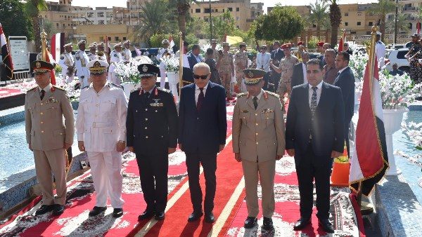 احتفالًا بالذكرى الـ53 لانتصارات أكتوبر .. محافظ الأقصر يضع إكليلًا من الزهور على النصب التذكاري للجندي المجهول