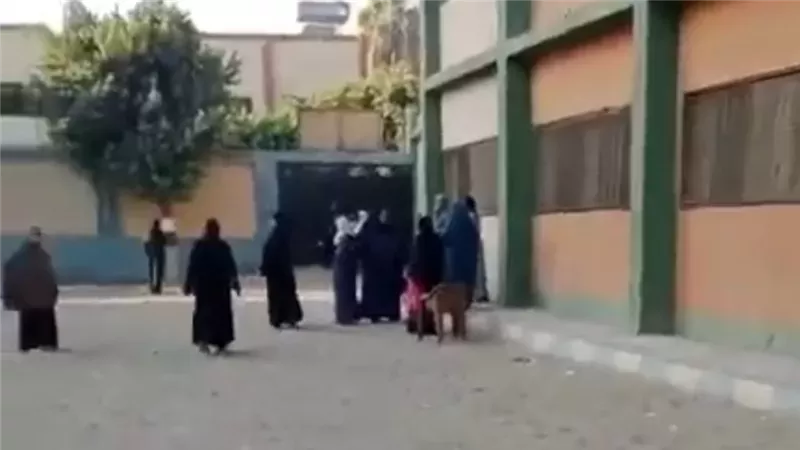 أولياء أمور بمدرسة أحمد زويل في بني سويف يرفضون استبعاد المديرة ويطالبون بكشف المستندات
