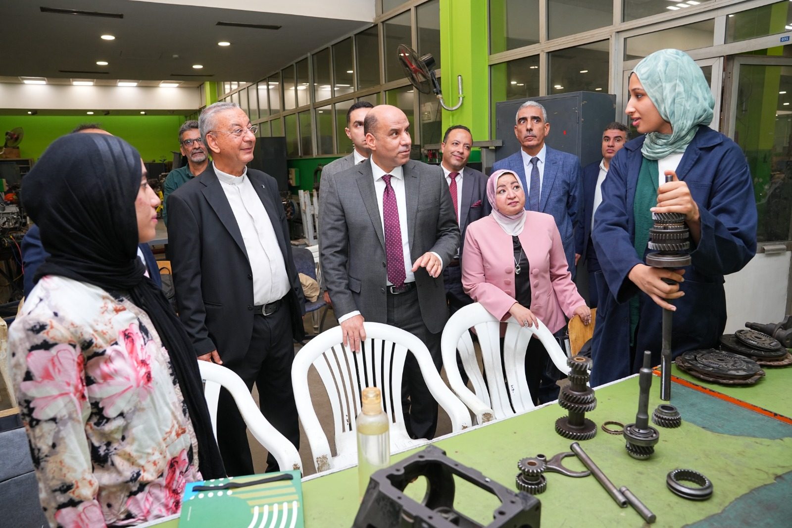 هي دي المرأة المصرية".. وزير العمل يشيد بفتيات اقتحمن مهن السيارات والميكانيكا في معهد "دون بوسكو" الايطالي بالقاهرة
