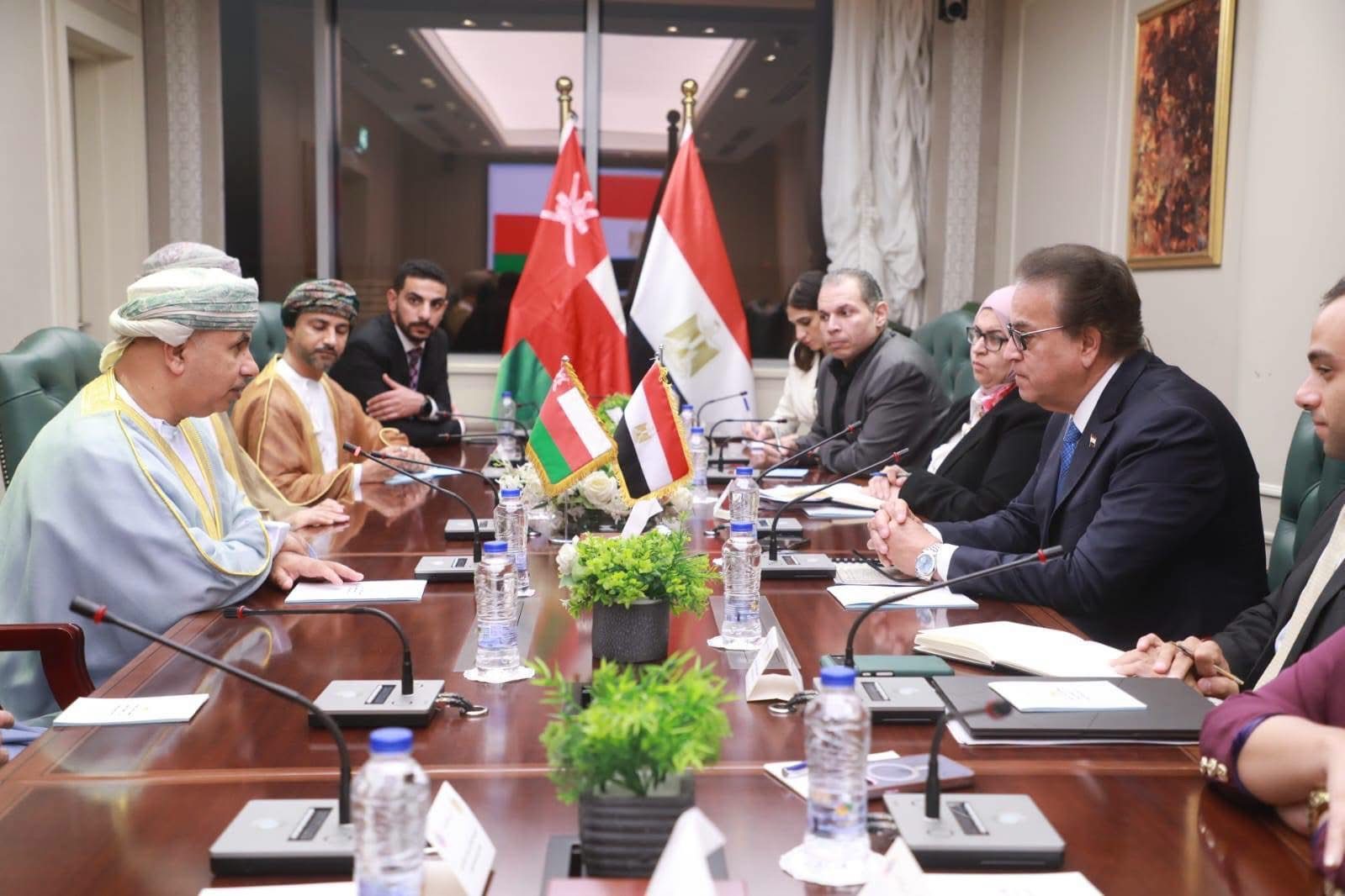 وزير الصحة يلتقي نظيره العُماني لبحث تعزيز التعاون المشترك والارتقاء بالخدمات الطبية