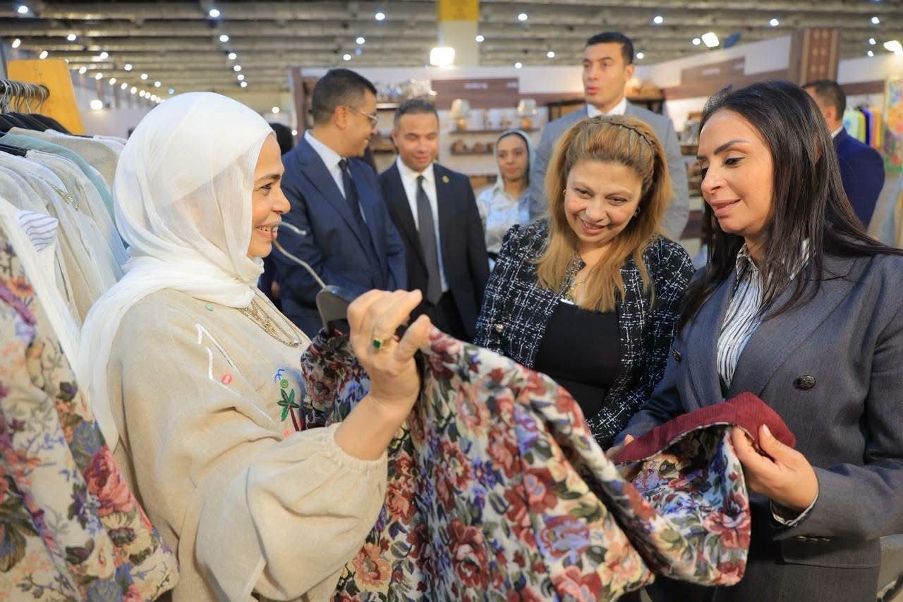 وزيرة التضامن تتفقد جناح صندوق دعم الصناعات الريفية والبيئية المشارك بمعرض "تراثنا"