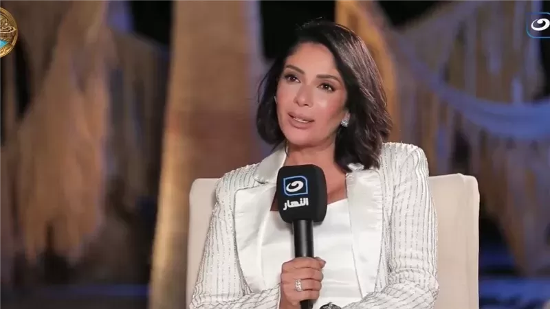 الفنانة منى زكي