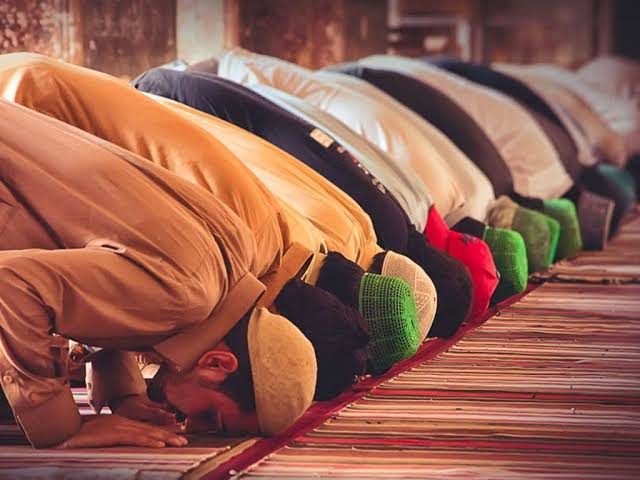 هل تبطل الصلاة إذا مر طفل تبول على سجادة الصلاة؟.. الدكتور علي فخر يوضح