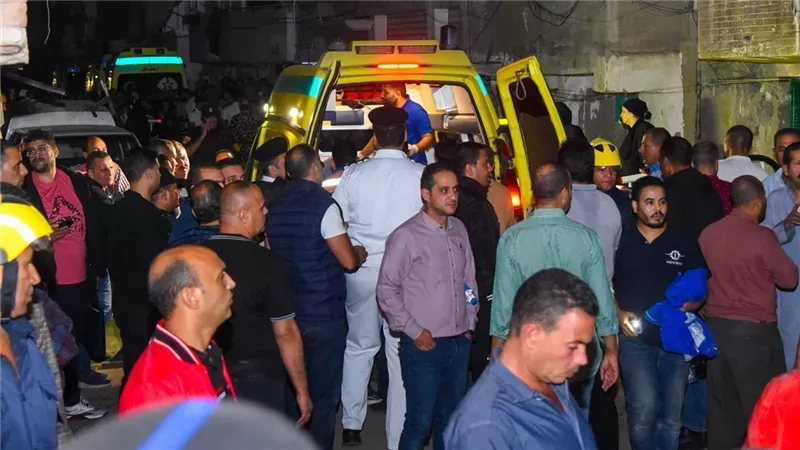 انتشال جثمان شخص من تحت أنقاض عقار منهار في الإسكندرية
