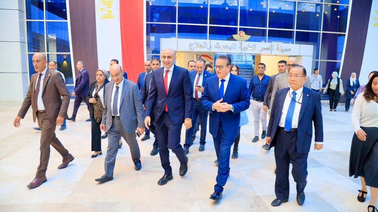 وزيرا الصحة والتعليم والرئيس التنفيذي لمجموعة كيوتو إيكويكان التعليمية اليابانية يتفقدون مدرسة ومعهد التمريض بمستشفى معهد ناصر