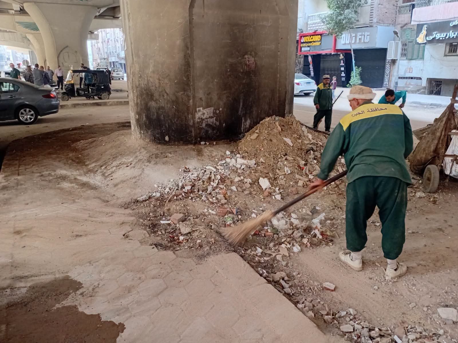 محافظ الجيزة يوجّه بحملات مكبرة لرفع مخلفات البناء أسفل محور عمرو بن العاص بفيصل ومنع السير عكس الاتجاه