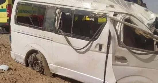 إصابة 6 اشخاص إثر انقلاب ميكروباص بالطريق الأوسطي