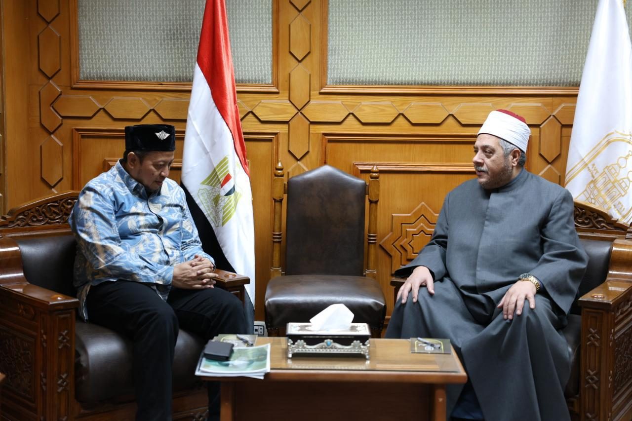 الشيخ أيمن عبدالغني يستقبل وفد جمعية الإرشاد الإسلامية المركزية بإندونيسيا لبحث تعزيز التعاون العلمي والدعوي