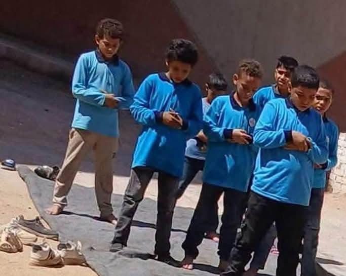 «تربية تُرفع لها القبعة».. مشهد إيماني يخطِف القلوب لـ طلاب ابتدائي يؤدون صلاة الظهر بإحدى مدارس سوهاج