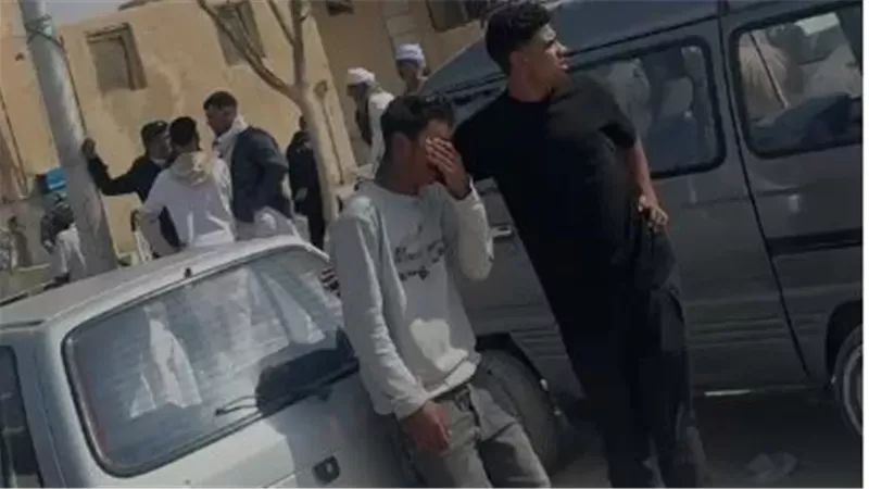 «أخويا في ذمة الله».. انهيار شقيق ضحية حادث طريق الضبعة أمام المستشفى